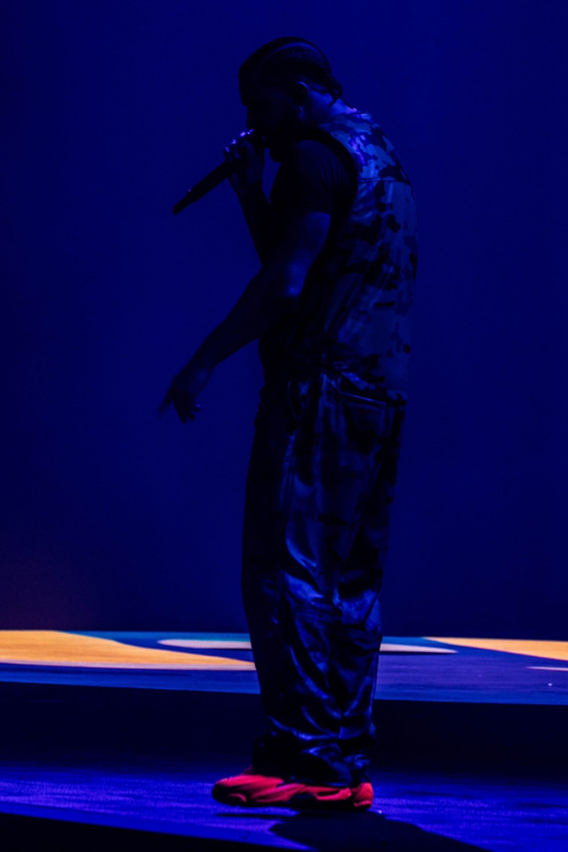 Drake giới thiệu Nike NOCTA Hot Step 2 trong chuyến lưu diễn It's All A Blur: Sự hòa quyện giữa turf trainers và giày bóng rổ thập niên 1990/2000 - 4