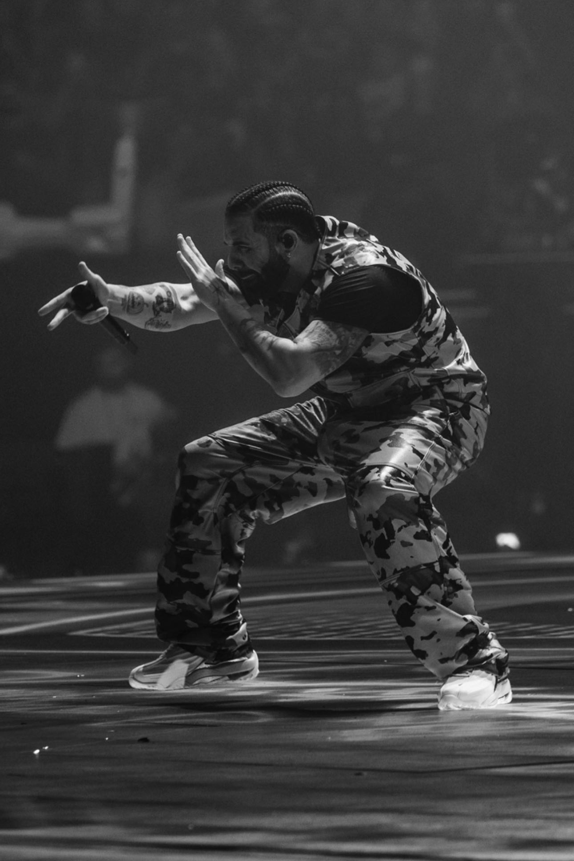 Drake giới thiệu Nike NOCTA Hot Step 2 trong chuyến lưu diễn It's All A Blur: Sự hòa quyện giữa turf trainers và giày bóng rổ thập niên 1990/2000 - 5