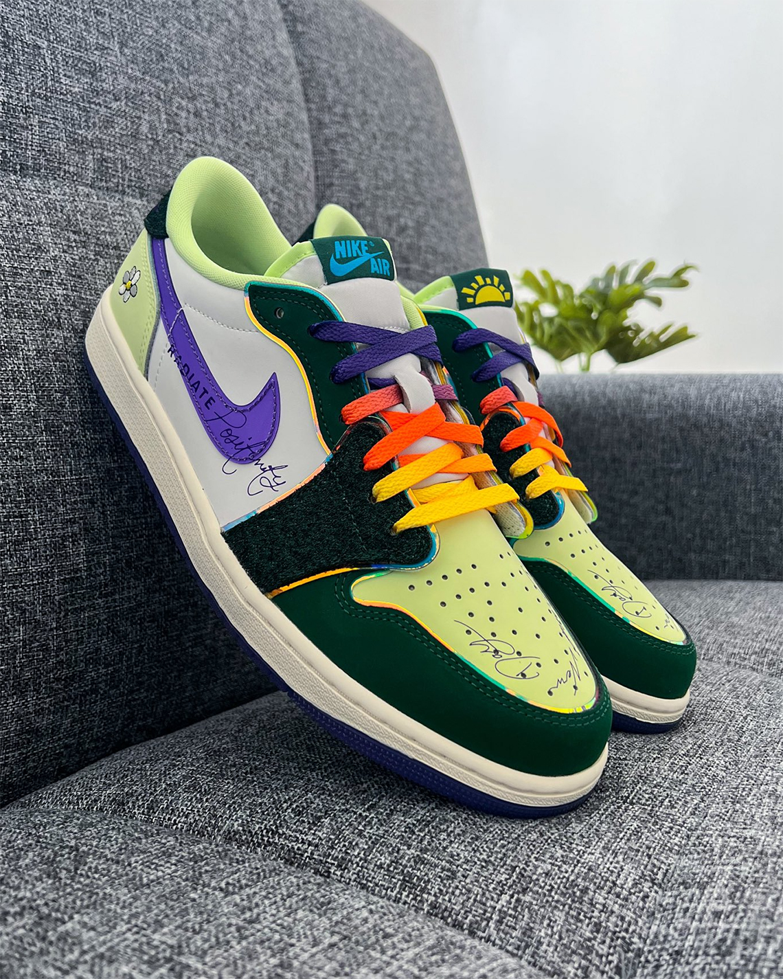 Dưới đây là thông tin chi tiết về Air Jordan 1 Low OG Doernbecher - 2