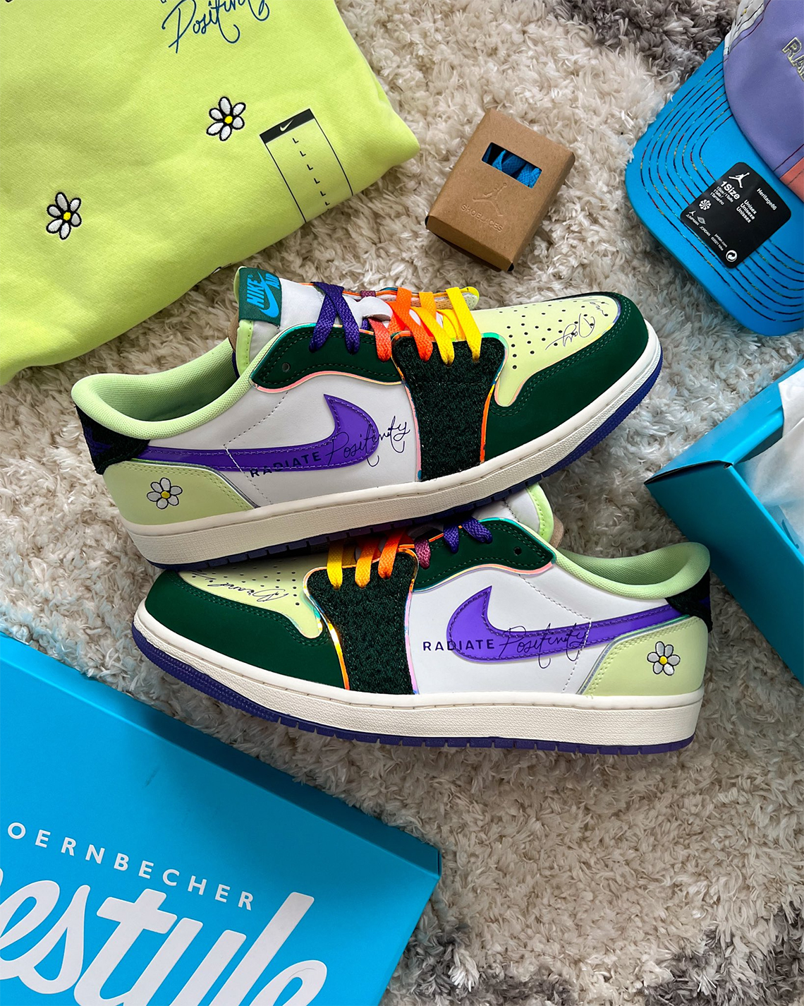 Dưới đây là thông tin chi tiết về Air Jordan 1 Low OG Doernbecher - 3