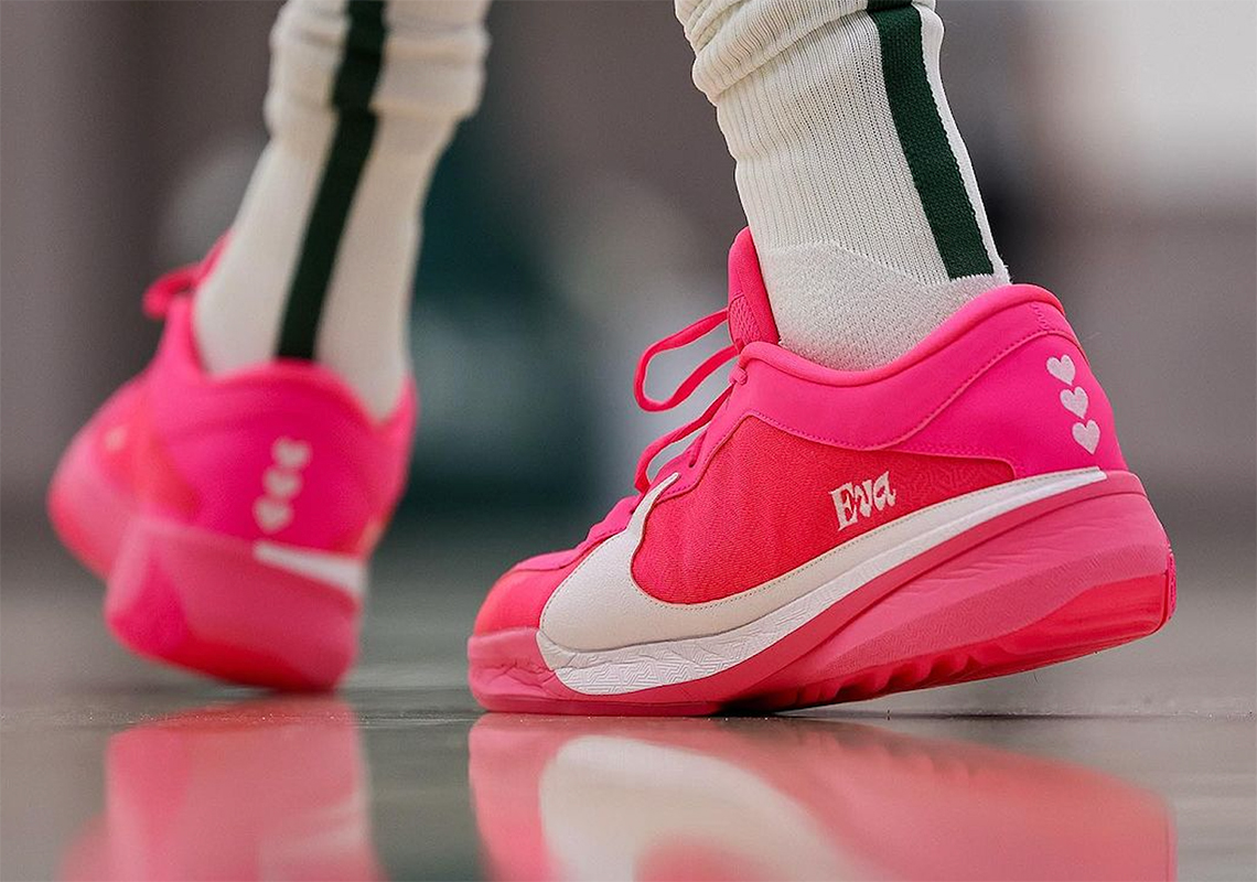 Giannis Antetokounmpo Ra Mắt Đôi Giày Nike Zoom Freak 5 'Eva Pink' PE - 1