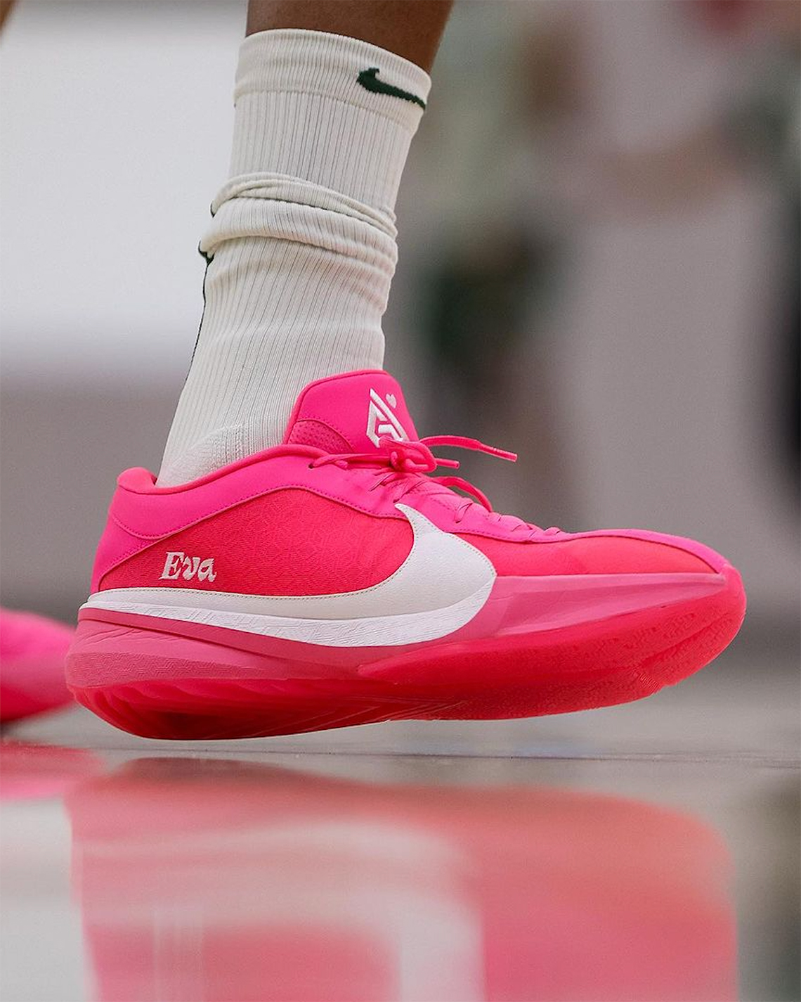 Giannis Antetokounmpo Ra Mắt Đôi Giày Nike Zoom Freak 5 'Eva Pink' PE - 2