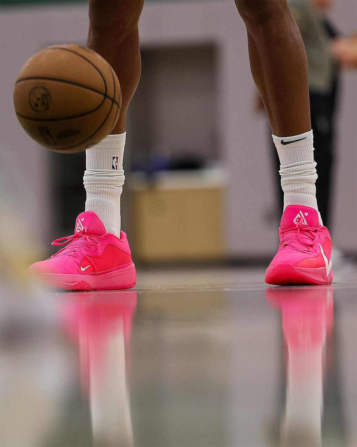 Giannis Antetokounmpo Ra Mắt Đôi Giày Nike Zoom Freak 5 'Eva Pink' PE - 3