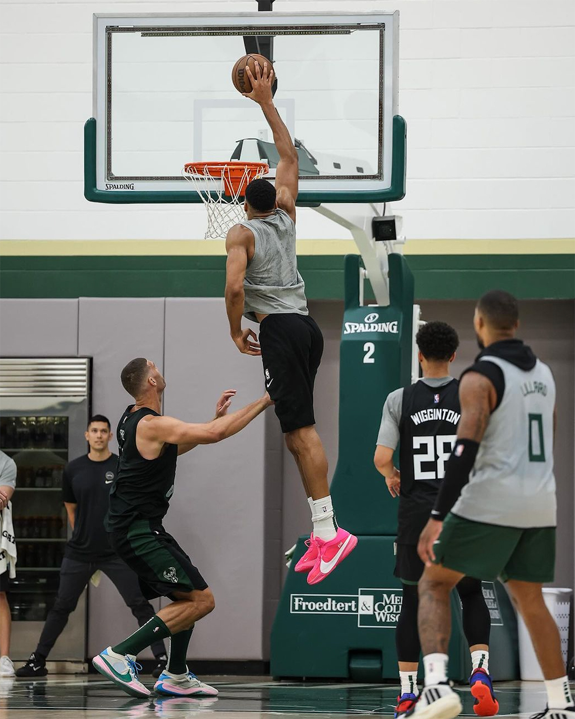 Giannis Antetokounmpo Ra Mắt Đôi Giày Nike Zoom Freak 5 'Eva Pink' PE - 5