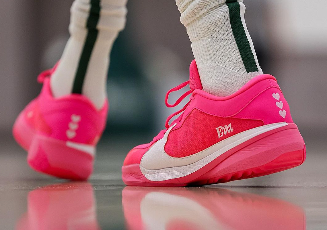 Giannis Antetokounmpo Ra Mắt Đôi Giày Nike Zoom Freak 5 'Eva Pink' PE