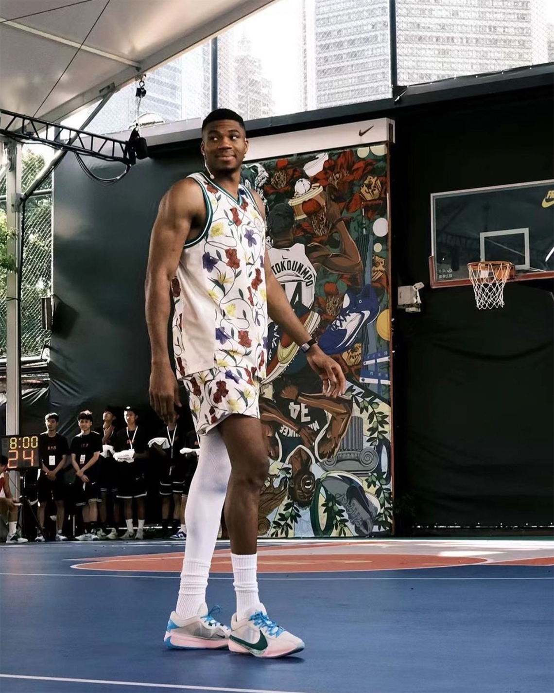 Giannis Antetokounmpo tung ra mẫu giày Nike Zoom Freak 5 mới: Màu Trắng/Hồng/Xanh Dương - 3