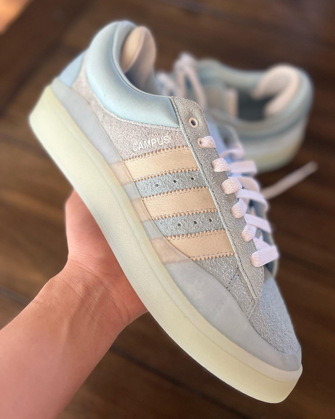 Giày adidas Campus Light của Bad Bunny xuất hiện với chi tiết Blue Tint - 2
