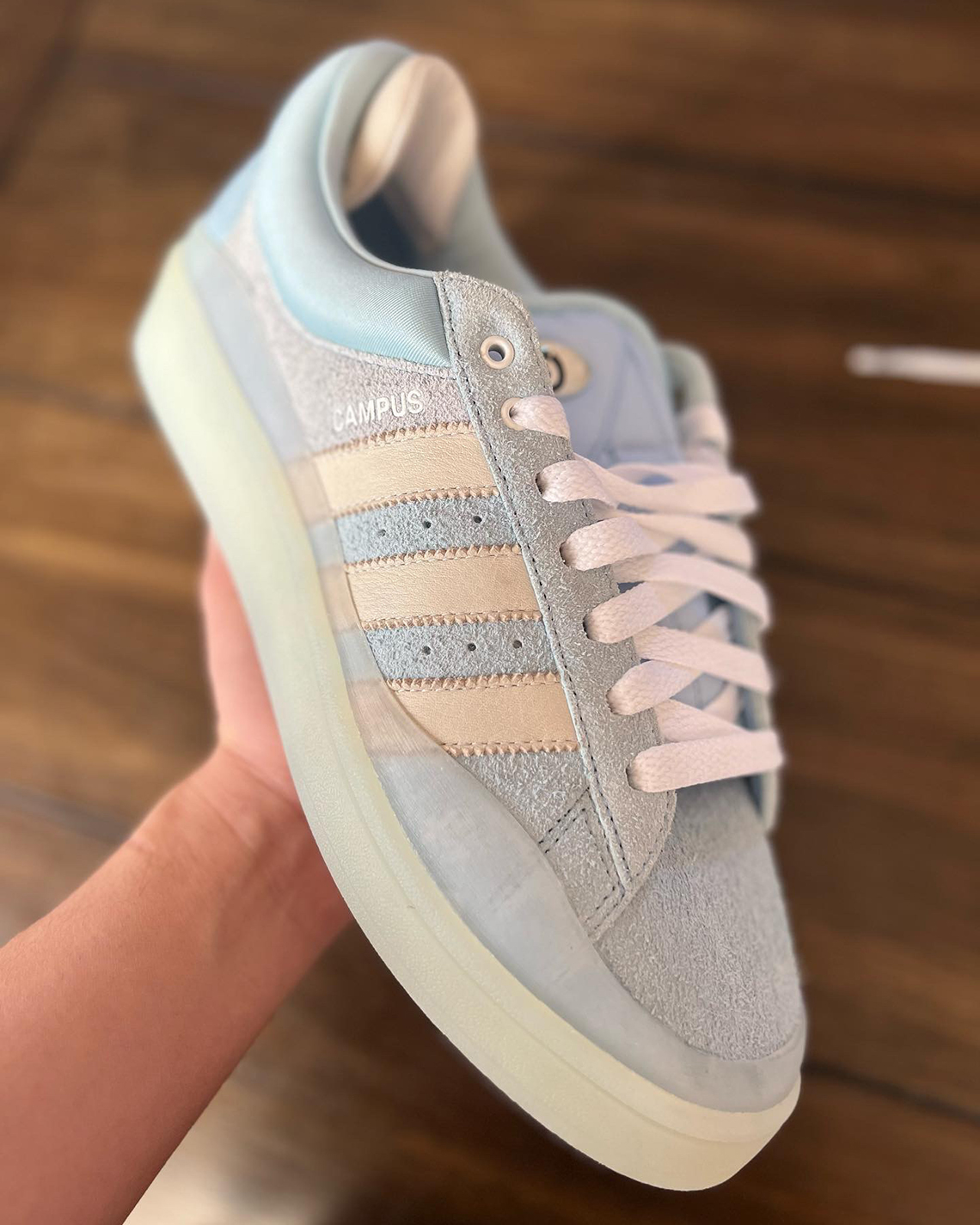 Giày adidas Campus Light của Bad Bunny xuất hiện với chi tiết Blue Tint - 4
