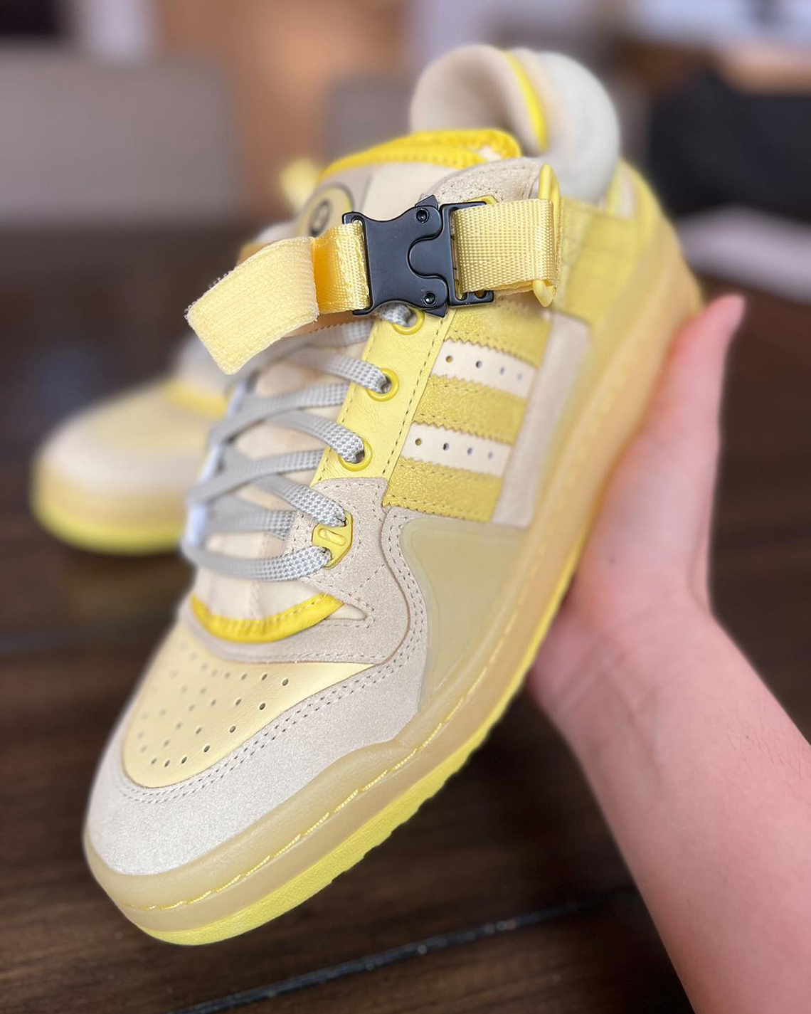 Giày adidas Forum Buckle Low màu vàng của Bad Bunny có phát hành không? - 2