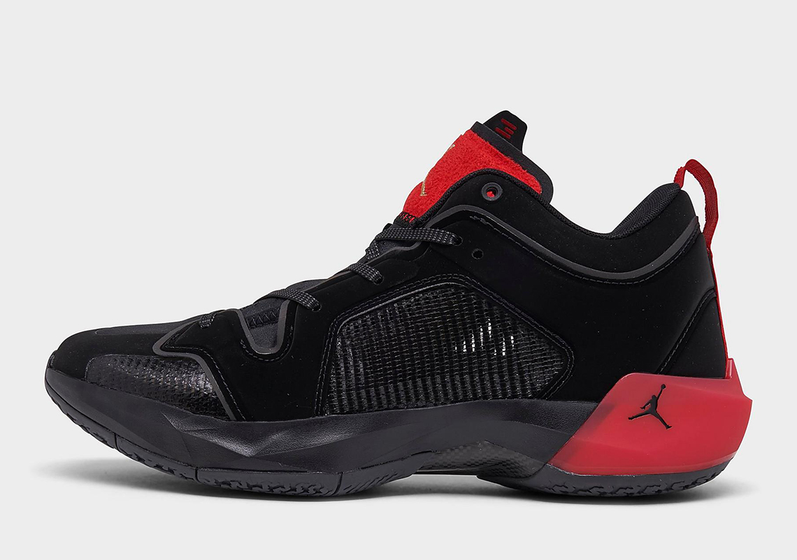 Giày Air Jordan 37 Low phát hành phiên bản "Bred" mới