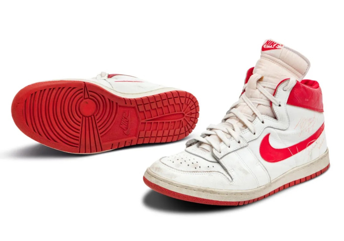 Giày Air Ship Từ Trận Đấu NBA Đầu Tiên của Michael Jordan Lên Sàn Đấu - 1