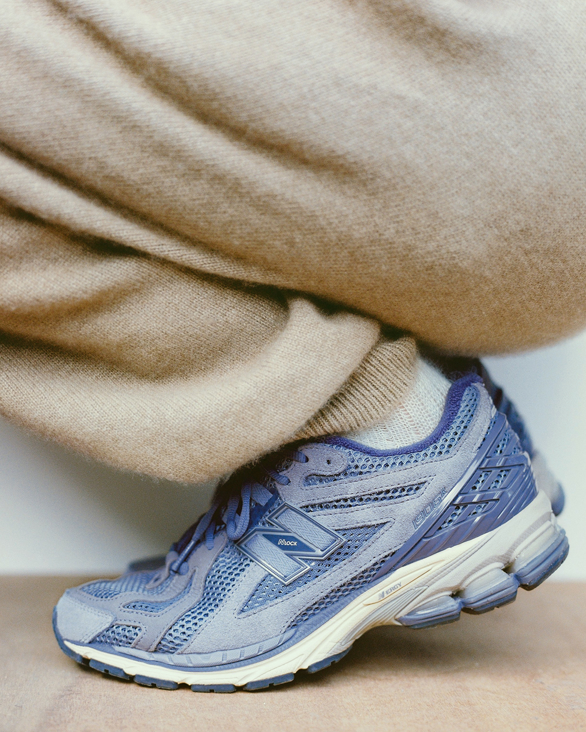 Giày AURALEE x New Balance 1906R: Sự Kết Hợp Độc Đáo - 11