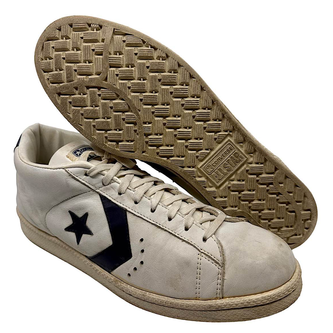 Giày Converse All-Star mà Michael Jordan mặc trong trận đấu quan trọng lên sàn đấu giá - 2