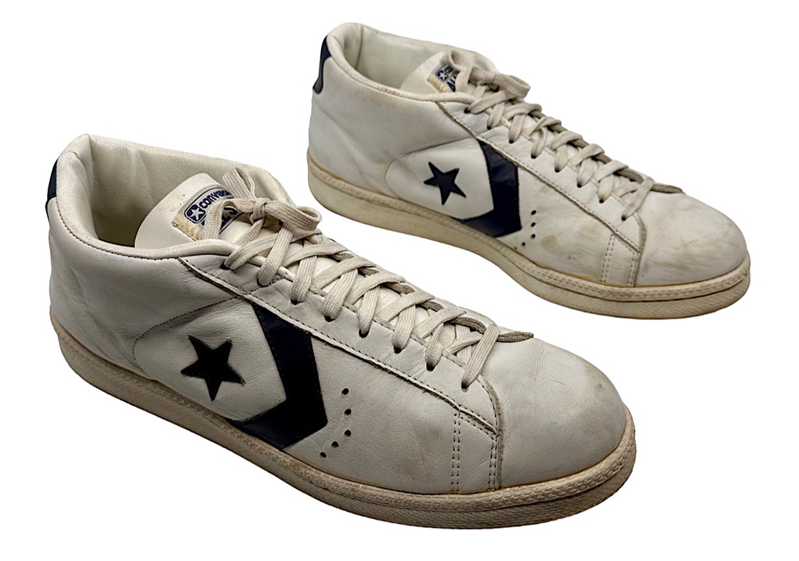 Giày Converse All-Star mà Michael Jordan mặc trong trận đấu quan trọng lên sàn đấu giá - 4