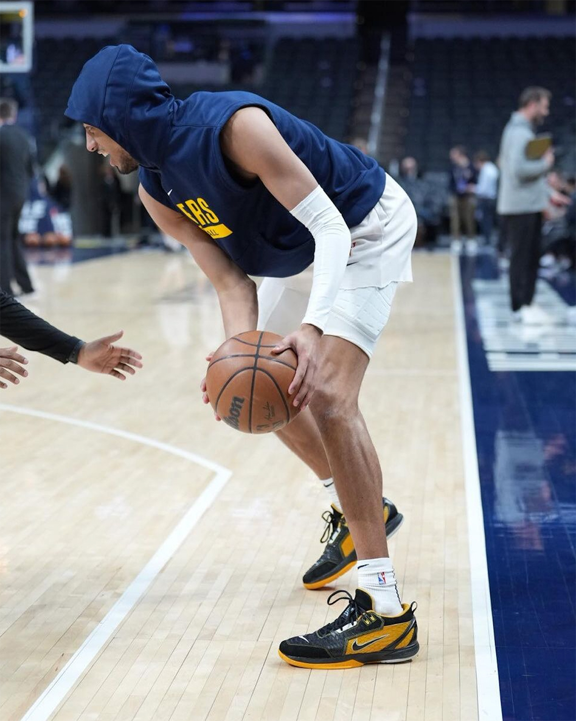 Giày custom của Tyrese Haliburton kết hợp Zoom Kobe 6 và Air Zoom Generation - 2