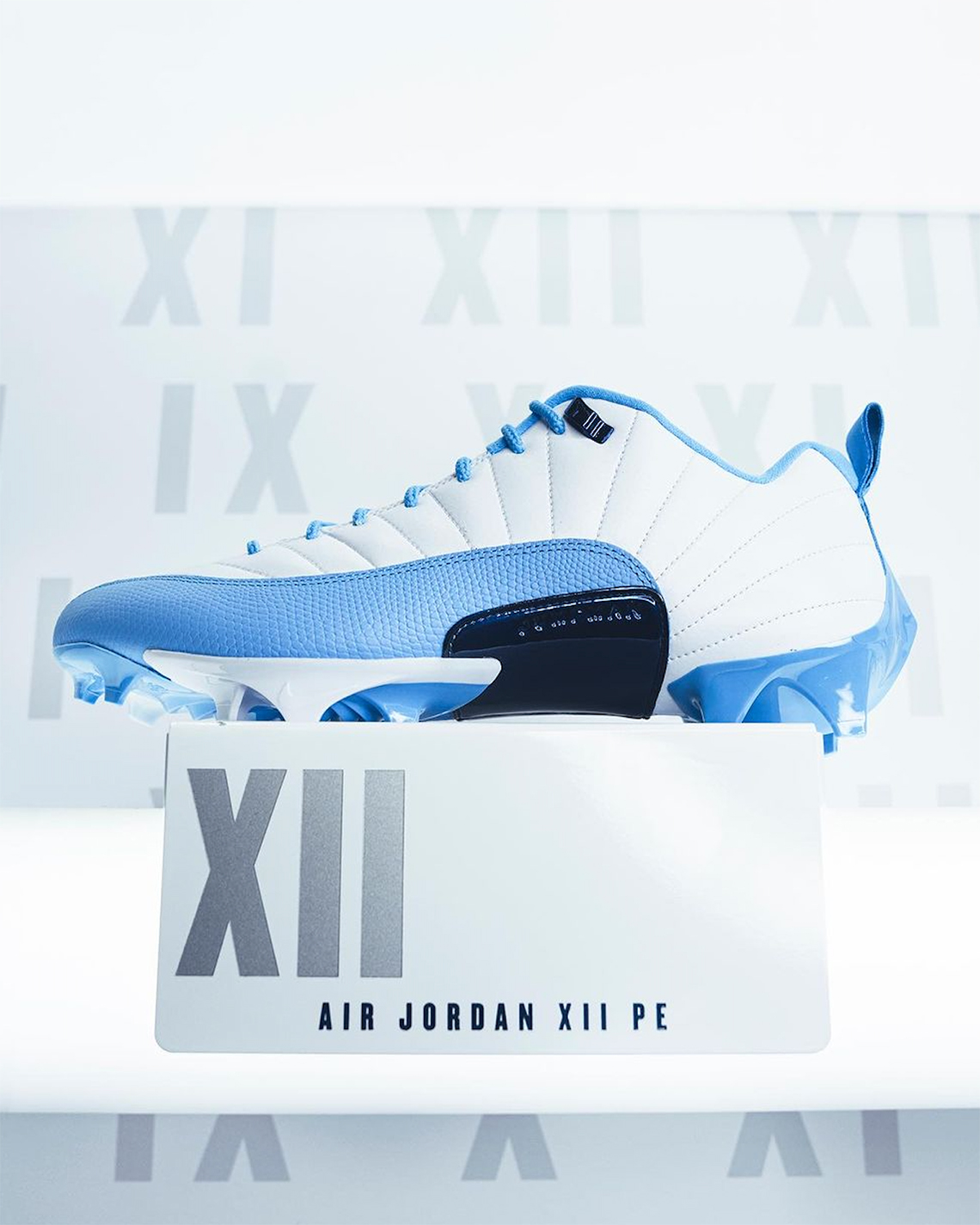 Giày đá bóng Air Jordan 12 'UNC Tar Heel': Phong Cách và Hiệu Suất cho Mùa Bóng Mới - 2