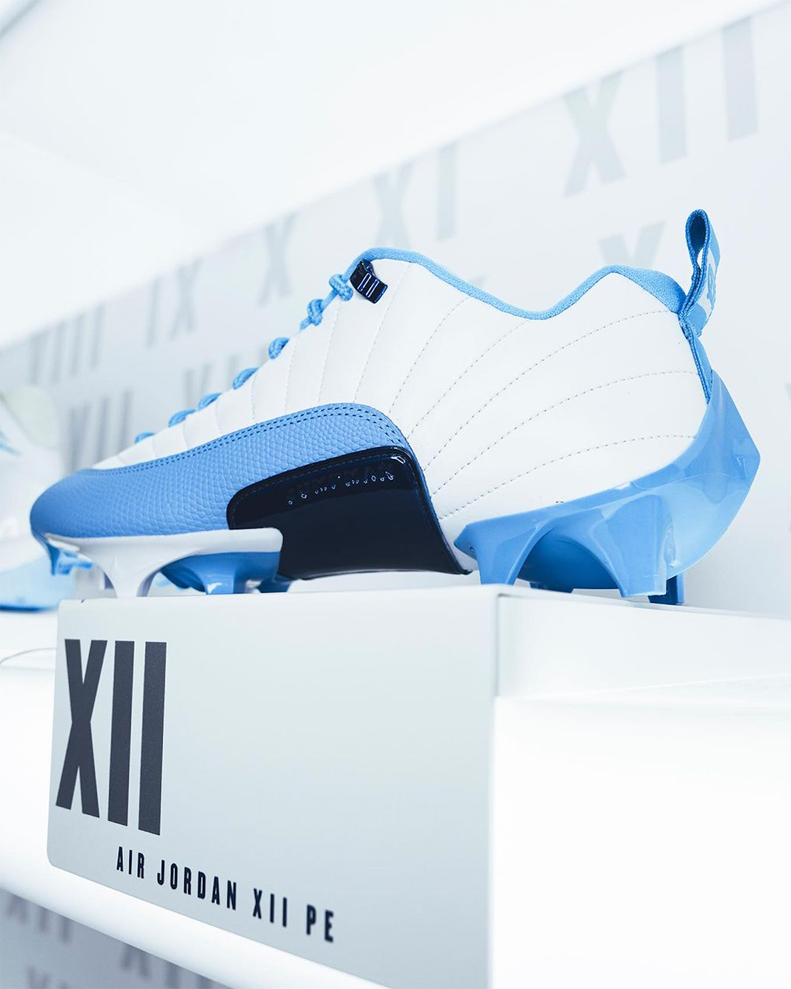 Giày đá bóng Air Jordan 12 'UNC Tar Heel': Phong Cách và Hiệu Suất cho Mùa Bóng Mới - 3