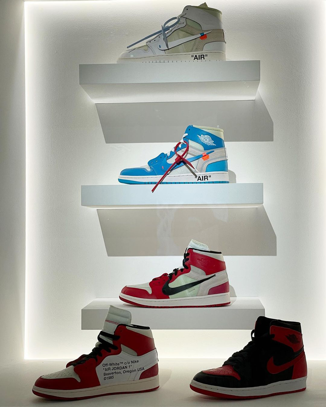 Giày dép không còn được phát hành X White x Nike được trưng bày tại Virgil ABLOH: Code C/O Architecture Triển lãm trong Miami - 10