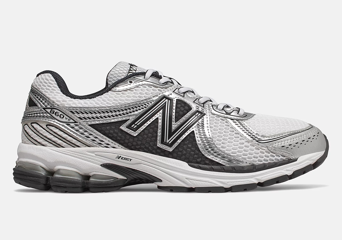 Giày New Balance 860v2 được thiết kế với màu bạc và đen - 1