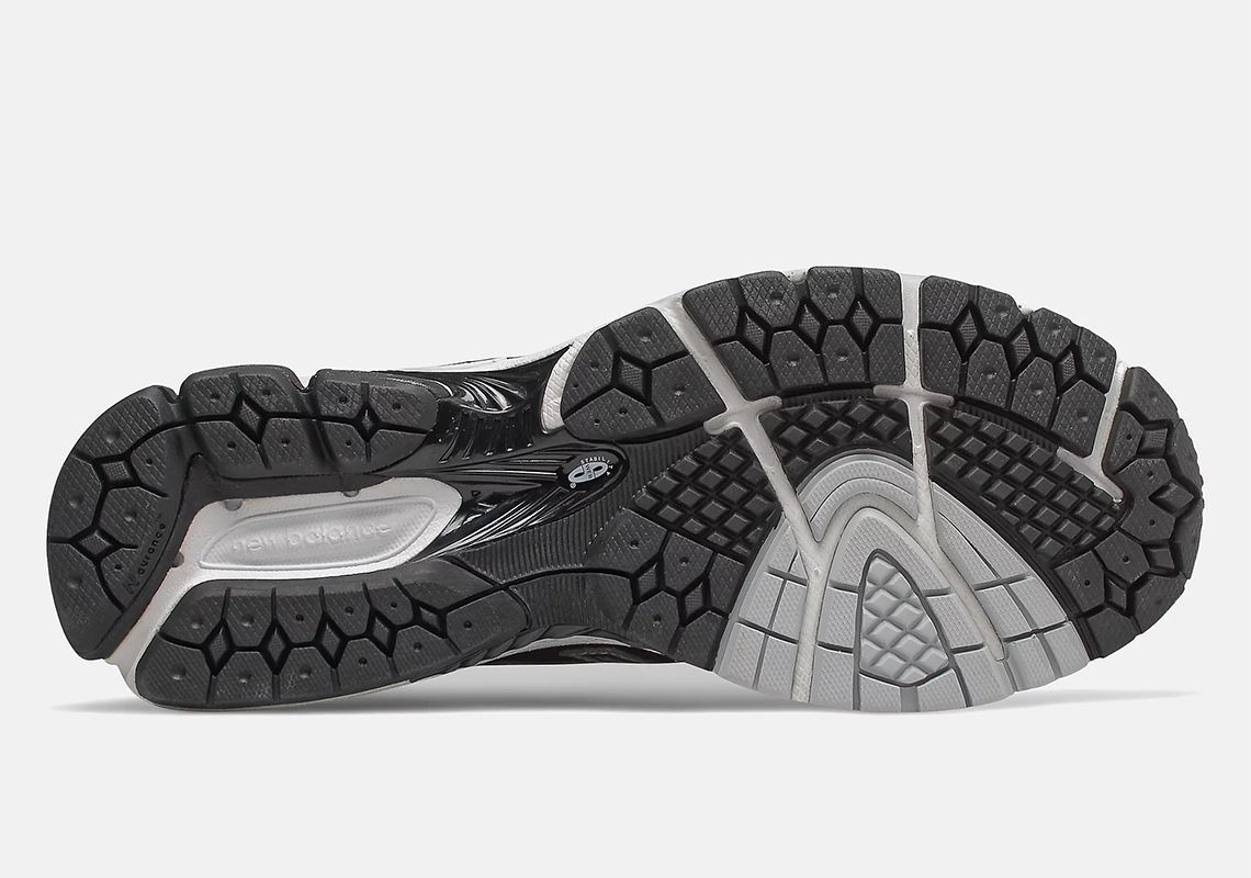 Giày New Balance 860v2 được thiết kế với màu bạc và đen - 4