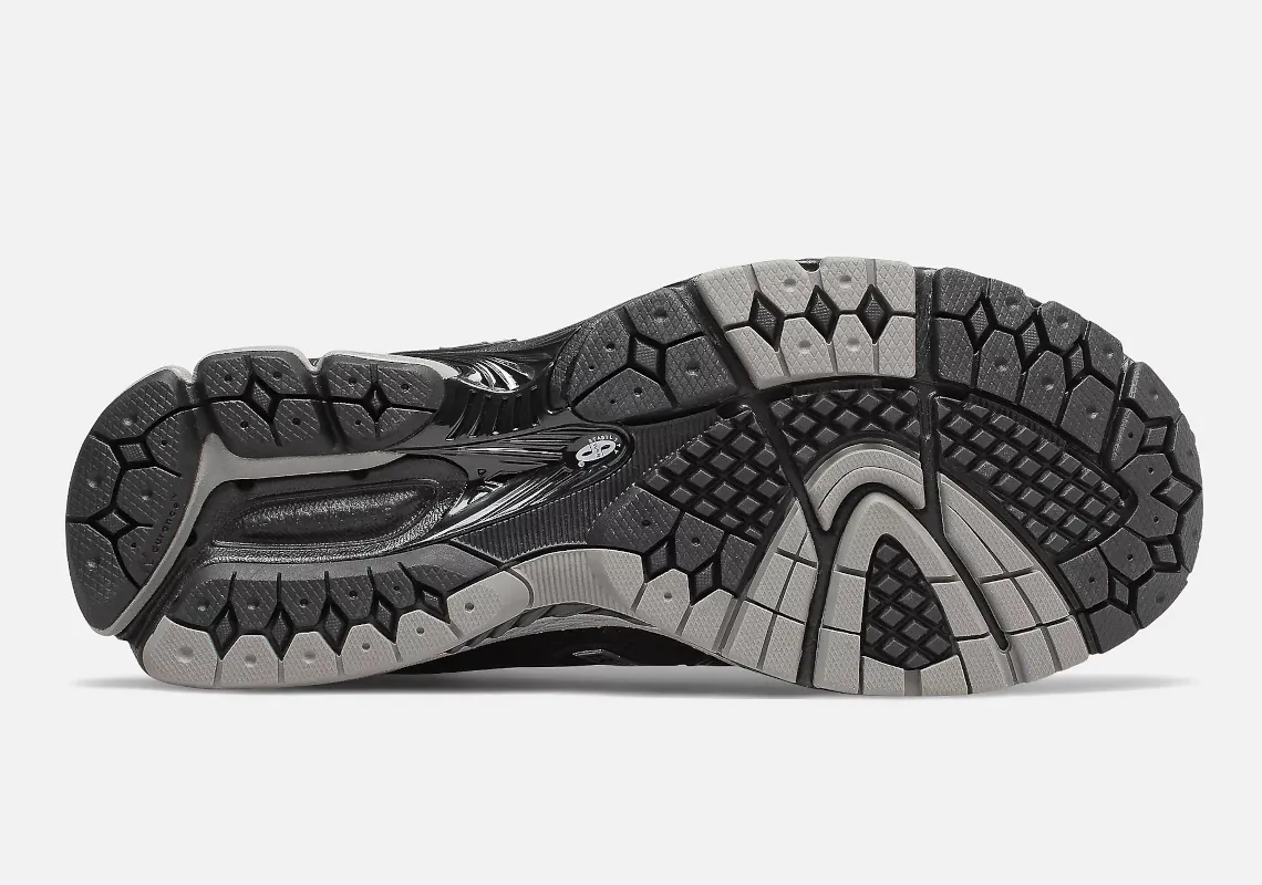 Giày New Balance 860v2 quay trở lại với màu Đen/Bạc kim loại - 4