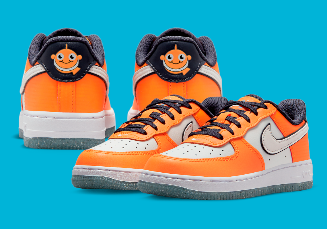 Giày Nike Air Force 1 Low dành cho trẻ em với hình ảnh cá hề Finding Nemo trên gót chân. - 1