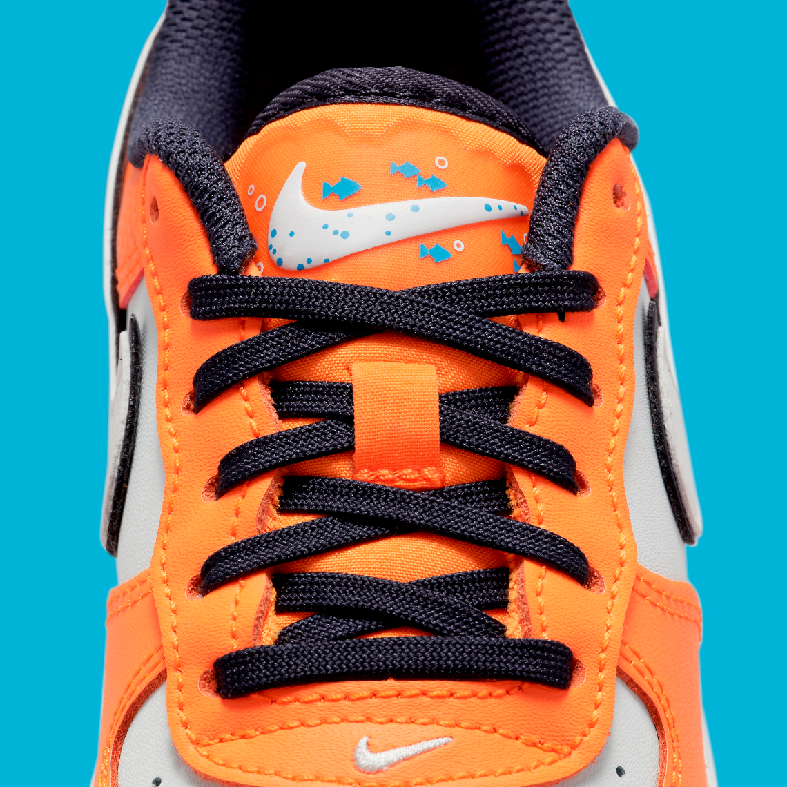 Giày Nike Air Force 1 Low dành cho trẻ em với hình ảnh cá hề Finding Nemo trên gót chân. - 10