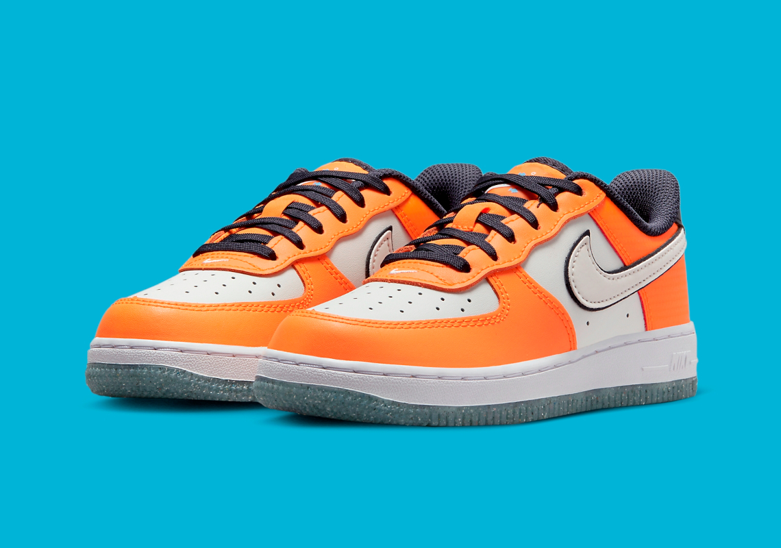 Giày Nike Air Force 1 Low dành cho trẻ em với hình ảnh cá hề Finding Nemo trên gót chân. - 4