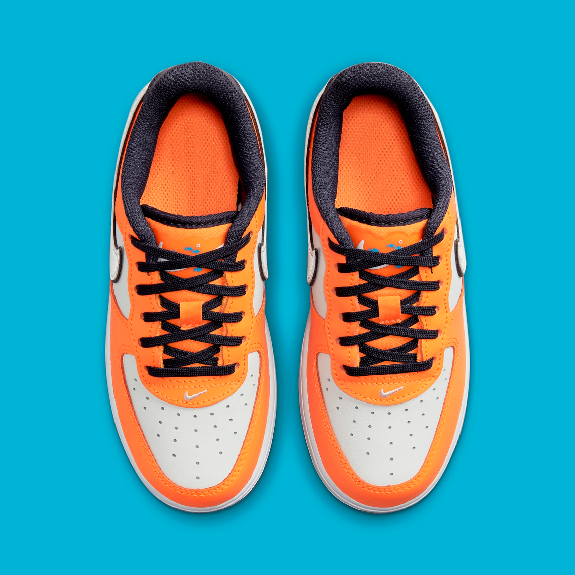Giày Nike Air Force 1 Low dành cho trẻ em với hình ảnh cá hề Finding Nemo trên gót chân. - 5