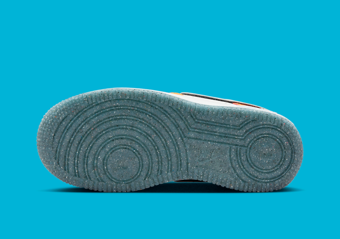 Giày Nike Air Force 1 Low dành cho trẻ em với hình ảnh cá hề Finding Nemo trên gót chân. - 7