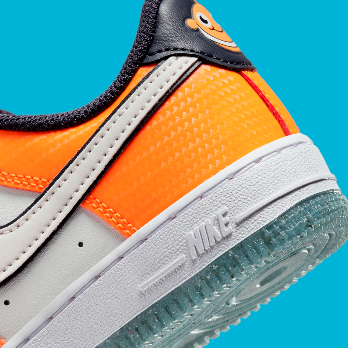 Giày Nike Air Force 1 Low dành cho trẻ em với hình ảnh cá hề Finding Nemo trên gót chân. - 9