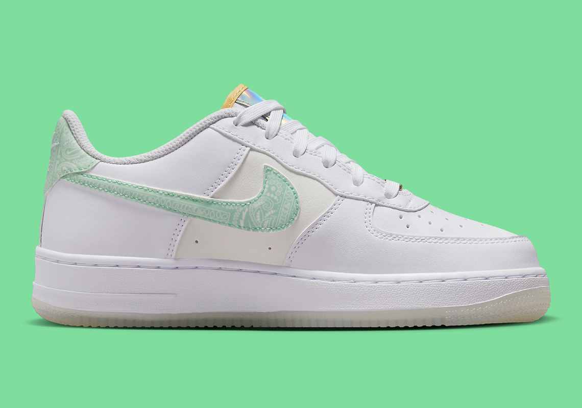 Giày Nike Air Force 1 Low Easter có màu pastel và họa tiết paisley mới. - 3