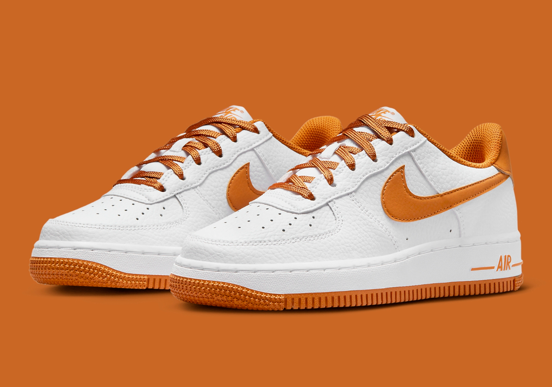 Giày Nike Air Force 1 Low White/Desert Ochre cho trẻ em đã có mặt - 1