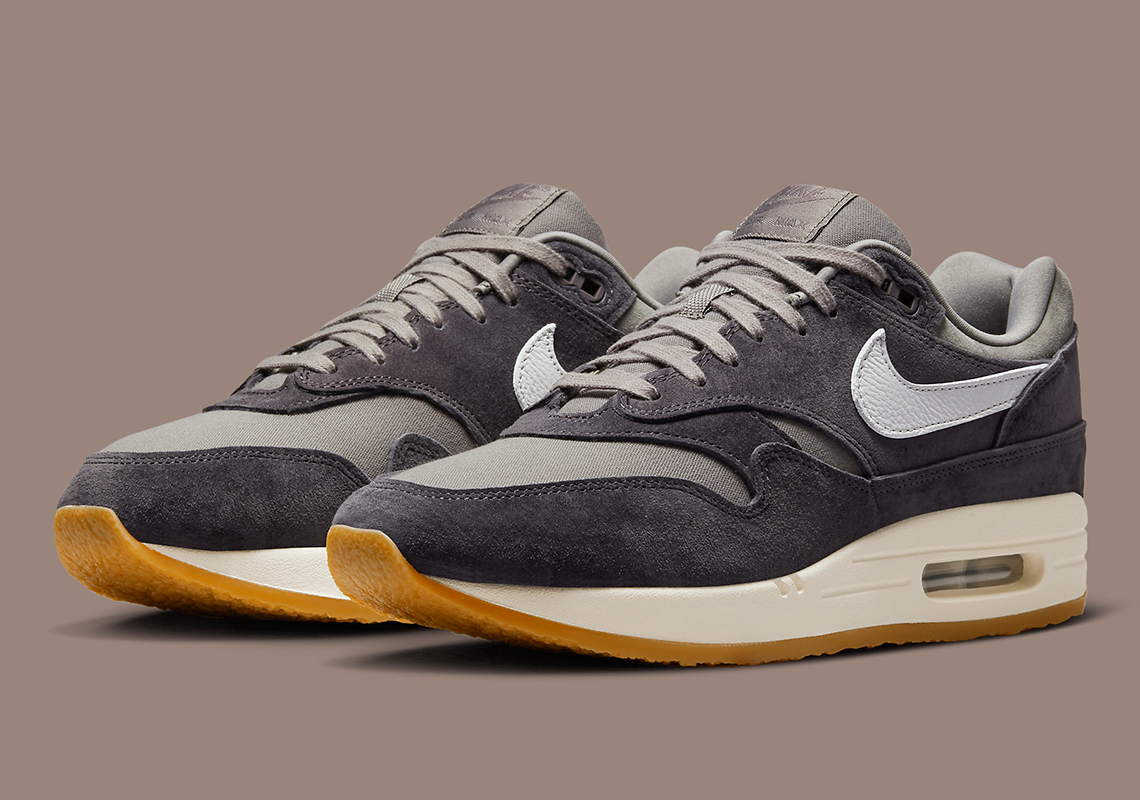 Giày Nike Air Max 1 PRM Crepe Soft Grey sẽ ra mắt trước mùa xuân 2023 - 1