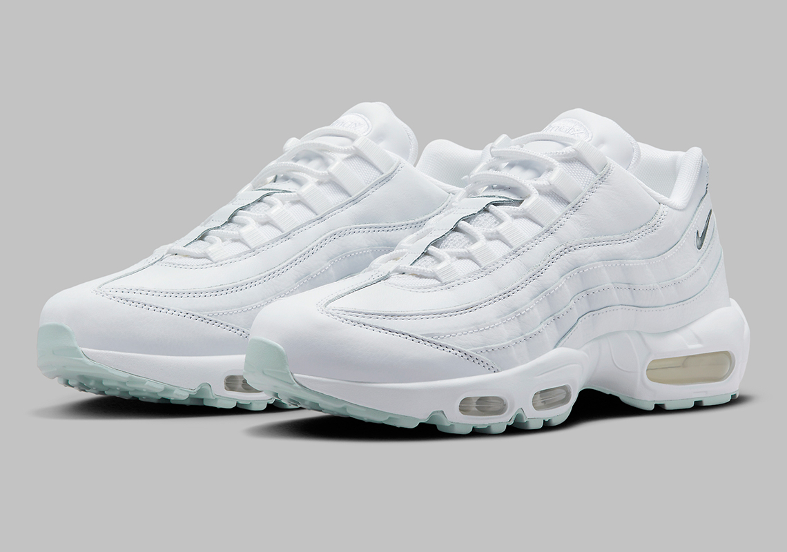 Giày Nike Air Max 95 Triple White trở lại với số lượng hàng mới - 1