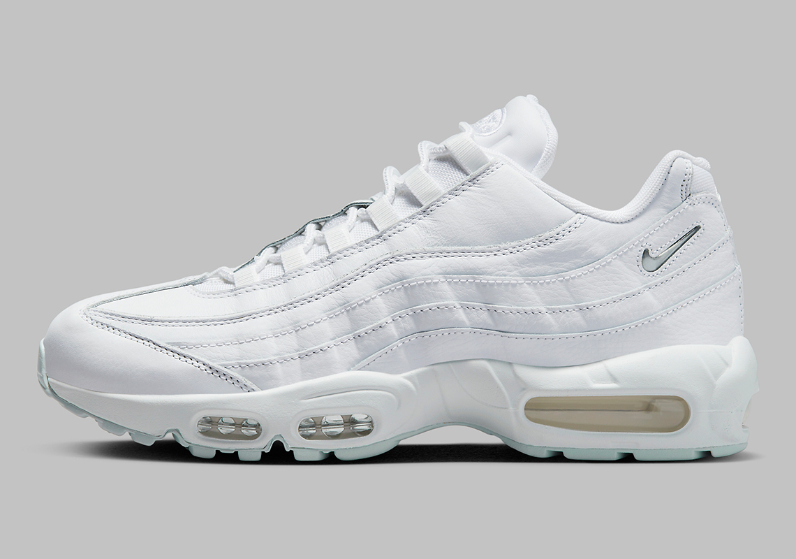 Giày Nike Air Max 95 Triple White trở lại với số lượng hàng mới - 2
