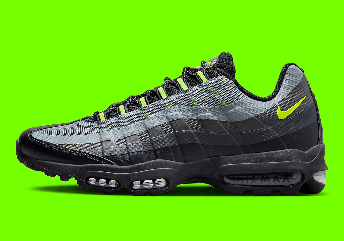 Giày Nike Air Max 95 Ultra phiên bản mới với gam màu đen, xám và neon green. - 1