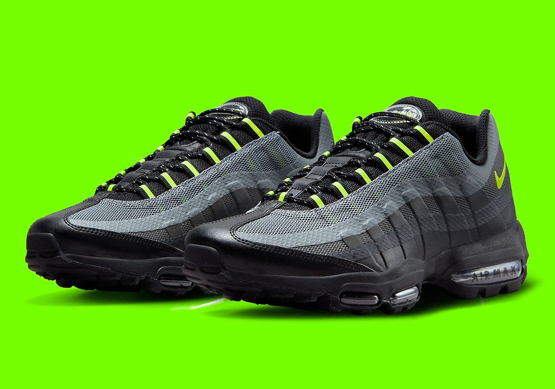 Giày Nike Air Max 95 Ultra phiên bản mới với gam màu đen, xám và neon green. - 2