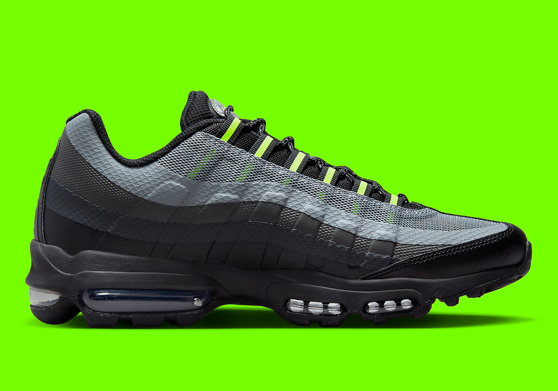 Giày Nike Air Max 95 Ultra phiên bản mới với gam màu đen, xám và neon green. - 3