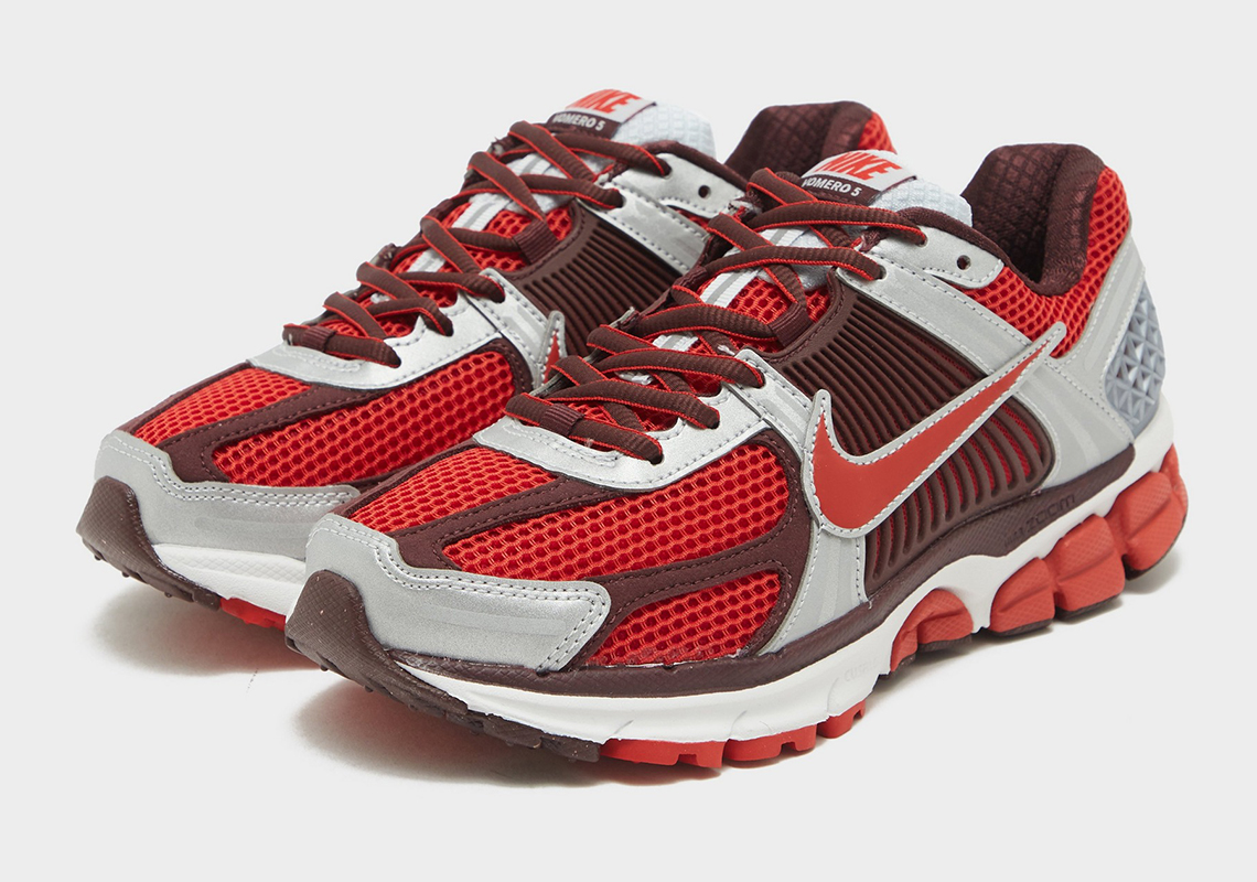 Giày Nike Zoom Vomero 5 được chữa lành bởi màu Team Red với chi tiết bạc kim loại. - 1