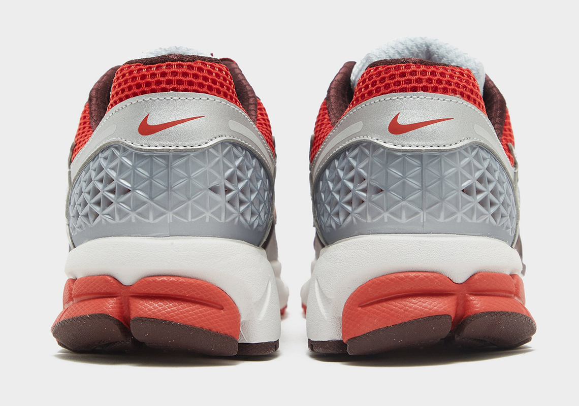 Giày Nike Zoom Vomero 5 được chữa lành bởi màu Team Red với chi tiết bạc kim loại. - 3