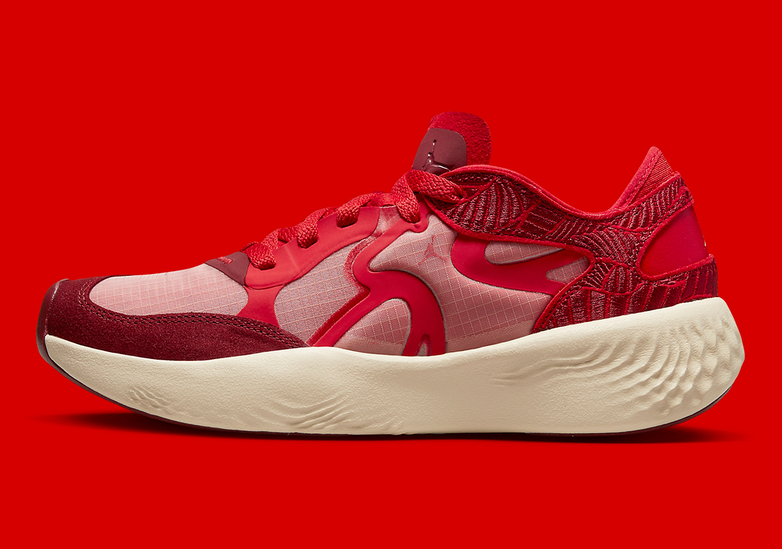 Giày sneaker Jordan Delta 3 Low với trang phục màu đỏ - 2