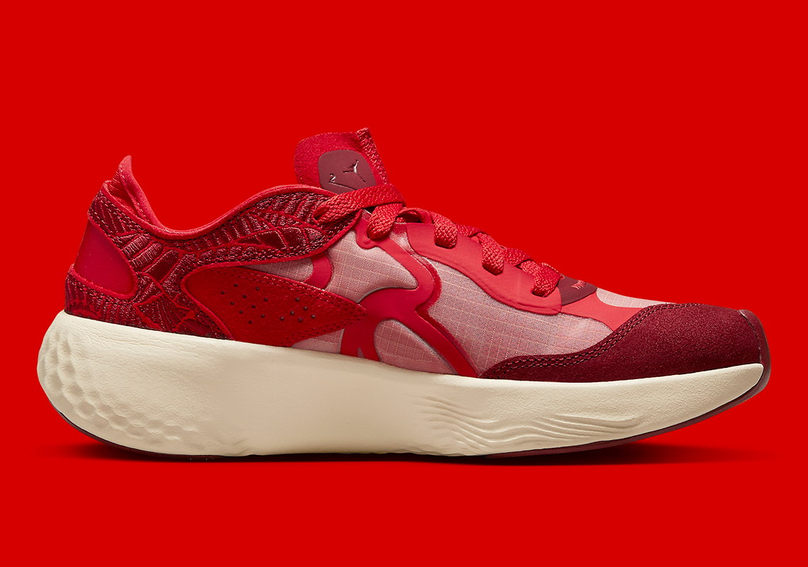 Giày sneaker Jordan Delta 3 Low với trang phục màu đỏ - 3