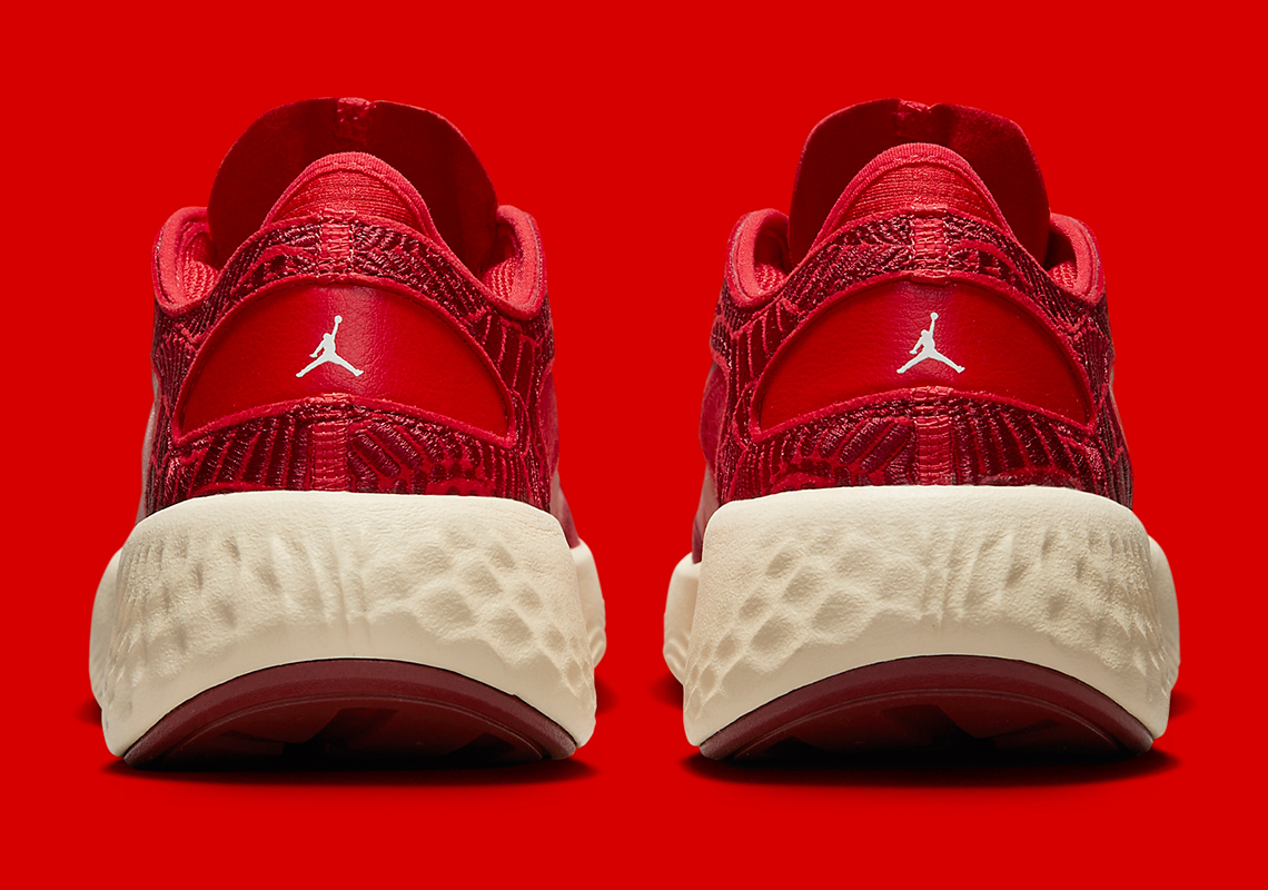 Giày sneaker Jordan Delta 3 Low với trang phục màu đỏ - 5