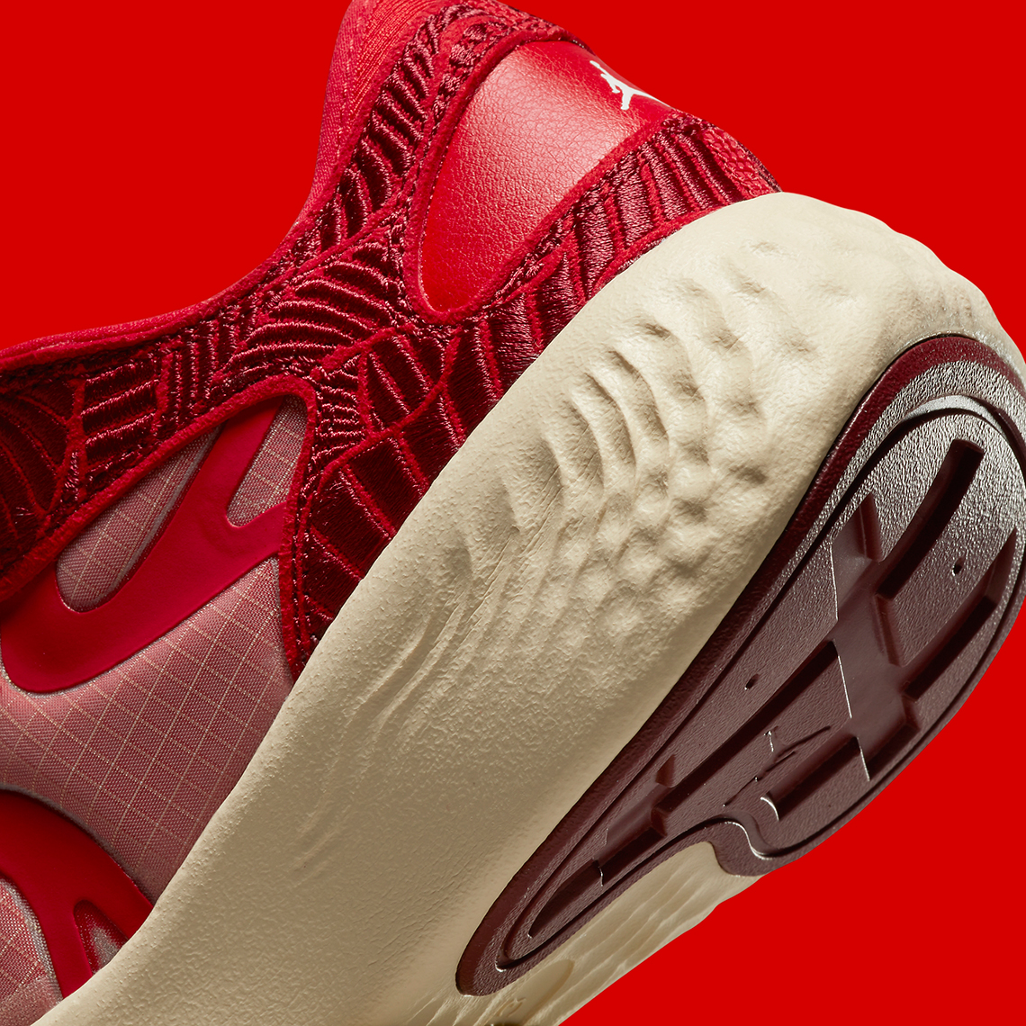 Giày sneaker Jordan Delta 3 Low với trang phục màu đỏ - 8
