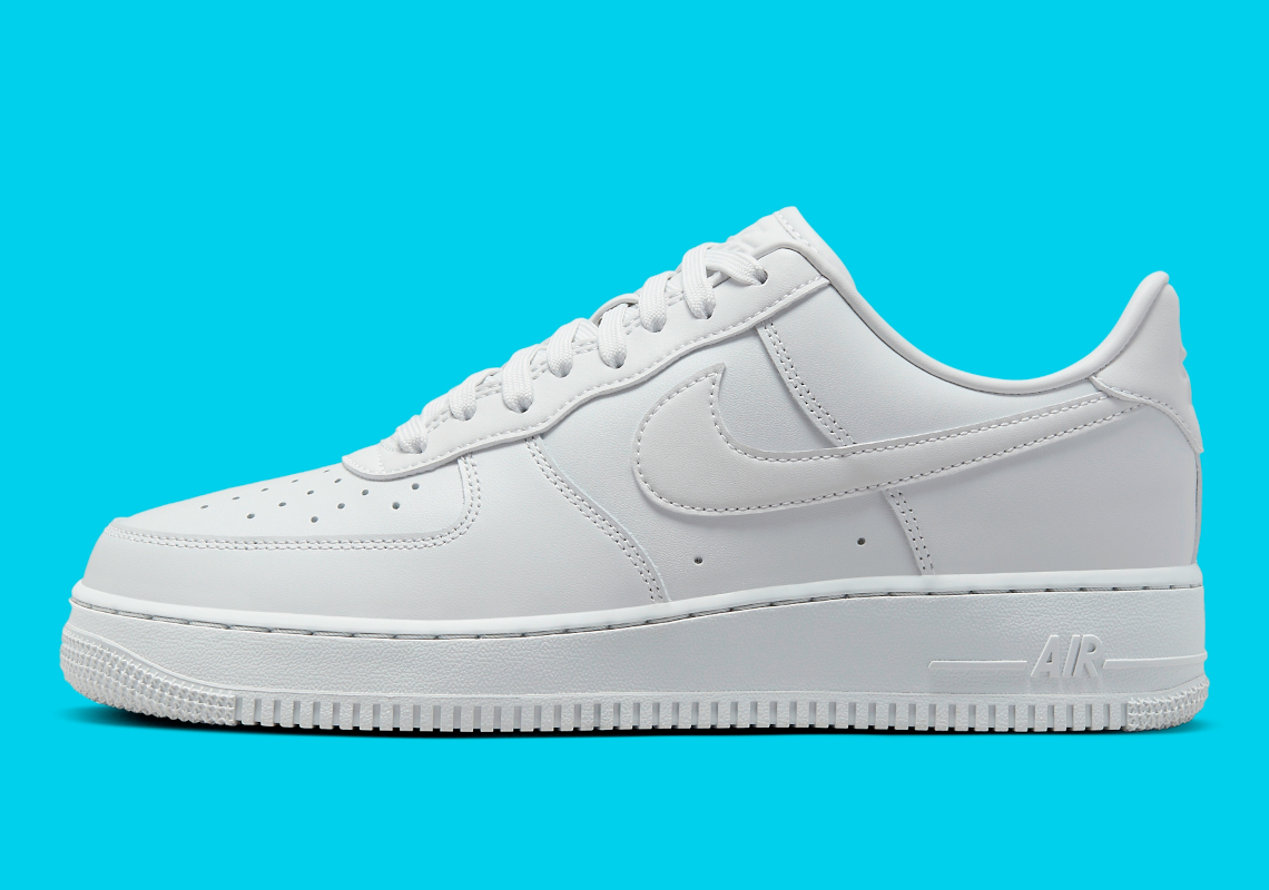 Giày sneaker Nike Air Force 1 Low phiên bản mới với debossed logo