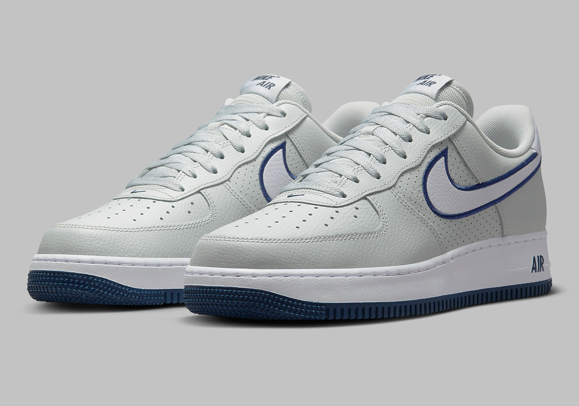 Giày thể thao Nike Air Force 1 Low được thêu các điểm nhấn màu xanh Navy rất lôi cuốn - 1