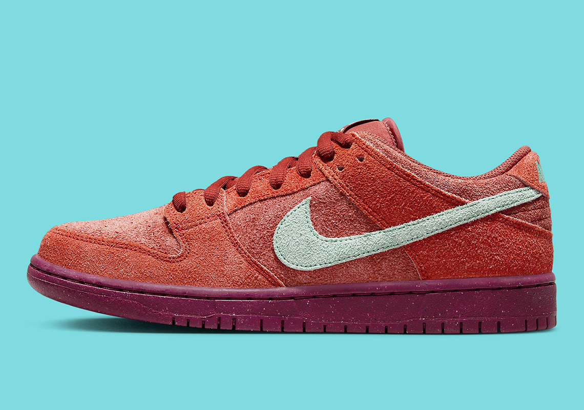 Giới thiệu Nike SB Dunk Low Mystic Red với Upper bằng chất liệu da lộn đầy đủ. - 2
