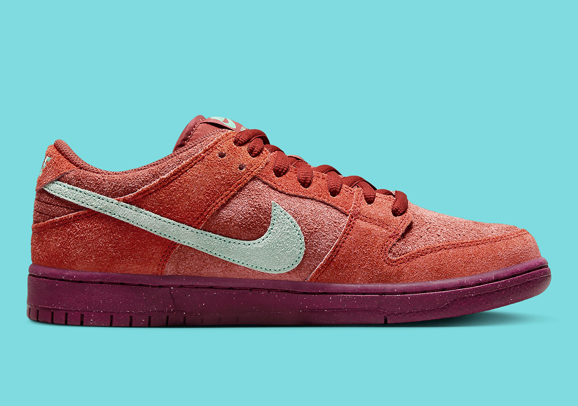 Giới thiệu Nike SB Dunk Low Mystic Red với Upper bằng chất liệu da lộn đầy đủ. - 3