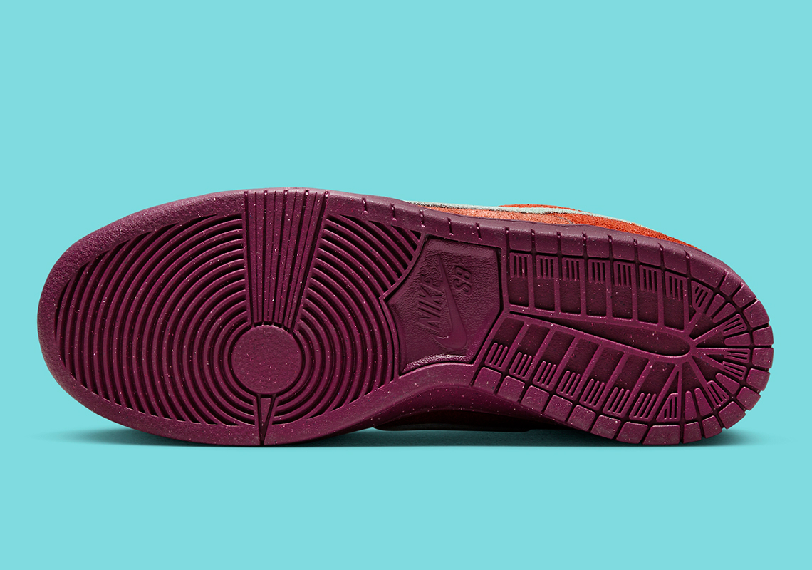 Giới thiệu Nike SB Dunk Low Mystic Red với Upper bằng chất liệu da lộn đầy đủ. - 6